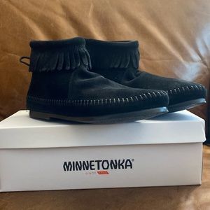 Minnetonka back zip boot hardsole black bootie